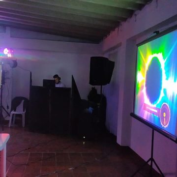 MINITECA-CON-KARAOKE-VIDEO-BEAM-TELON